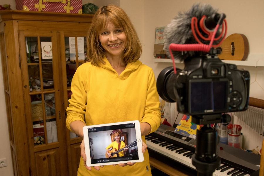 Weil gemeinsames Singen nicht möglich war, griff Karin Henkemeier von der Kreismusikschule nicht nur zur Gitarre, sondern auch zur Kamera.  Foto: Josef Henkemeier für die Kreismusikschule